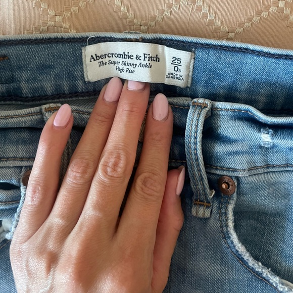 A&F Short Ultra High Rise Skinny Jeans - Picture 3 of 8